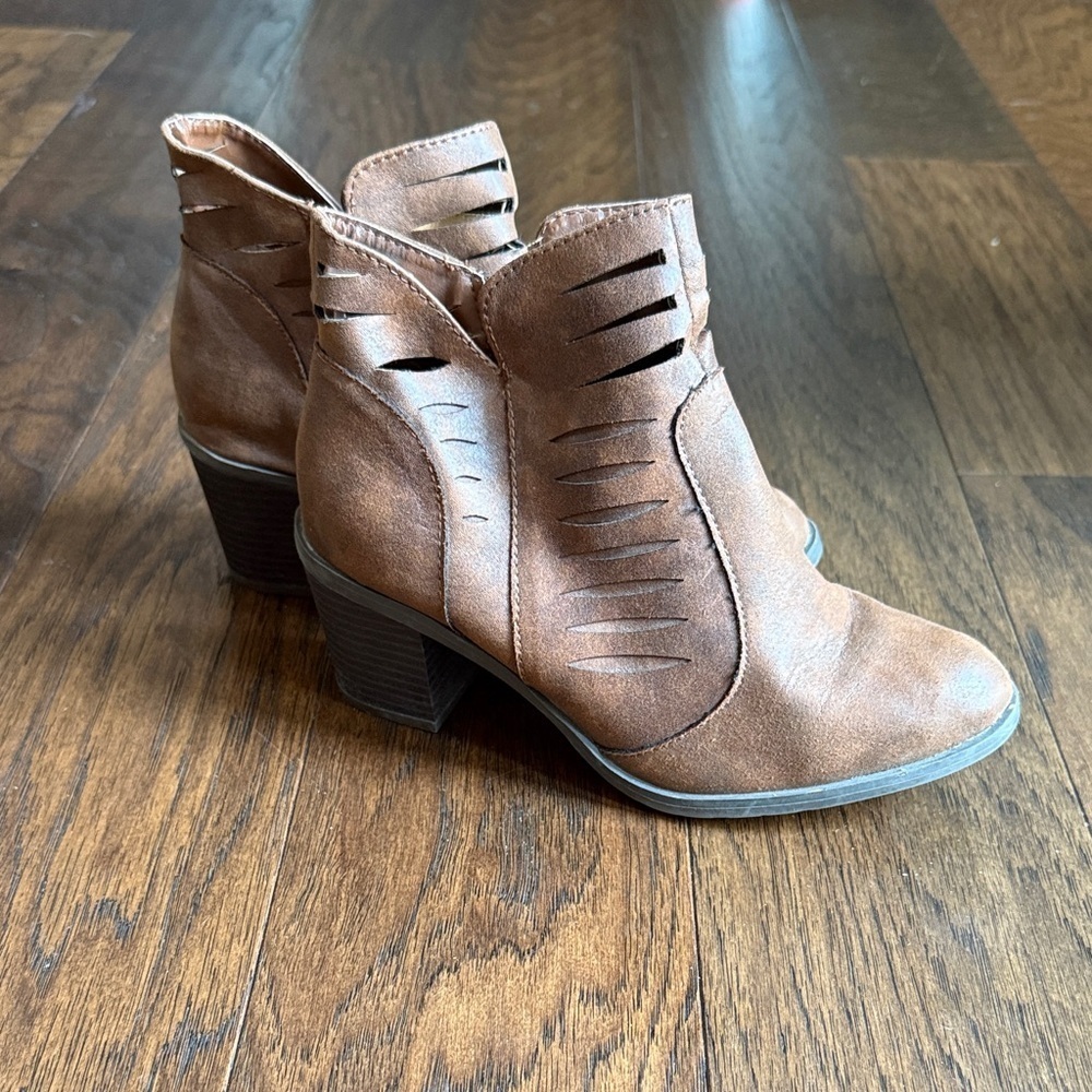Arizona Jean Company Cutout Brown Ankle Booties size 6.5